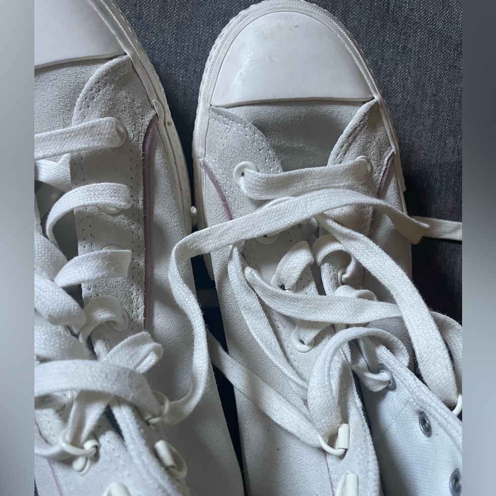 Beautiful cream, platform Converse! Perfect to dress up or down!